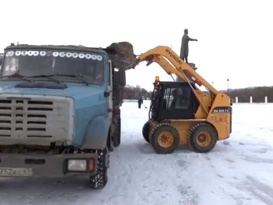 В Смоленске коммунальщики продолжают убирать снег с улиц города