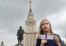 Отец 9-летней студентки психфака МГУ Алисы Евгений Тепляков устроил потасовку с охраной вуза, пытаясь прорваться внутрь