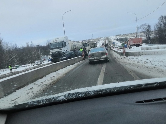 В Курске на объездной ДТП с двумя грузовиками и легковушкой парализовало движение