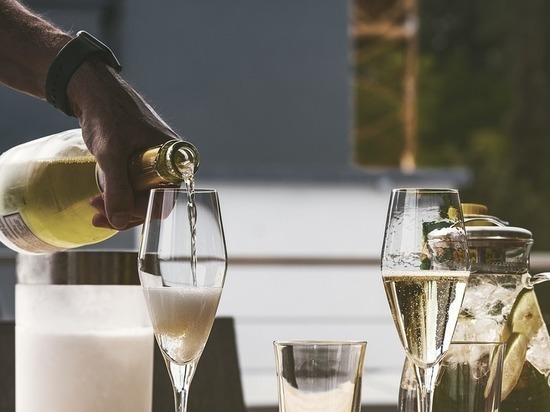 В России предлагают увеличить розничную цену на шампанское на 18%