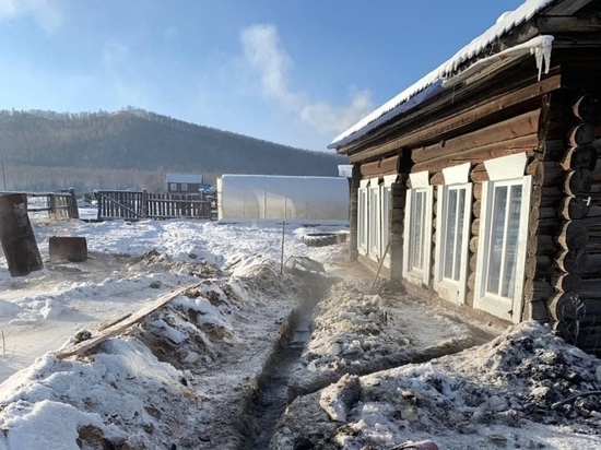 Грунтовые воды отведут из затопленного подполья дома в селе Забайкалья