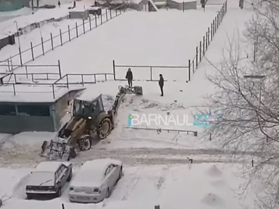 В Барнауле снесли еще одну «неправильную» ледяную горку
