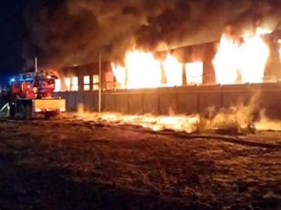 Пожар на складе в Таганроге тушили всю ночь