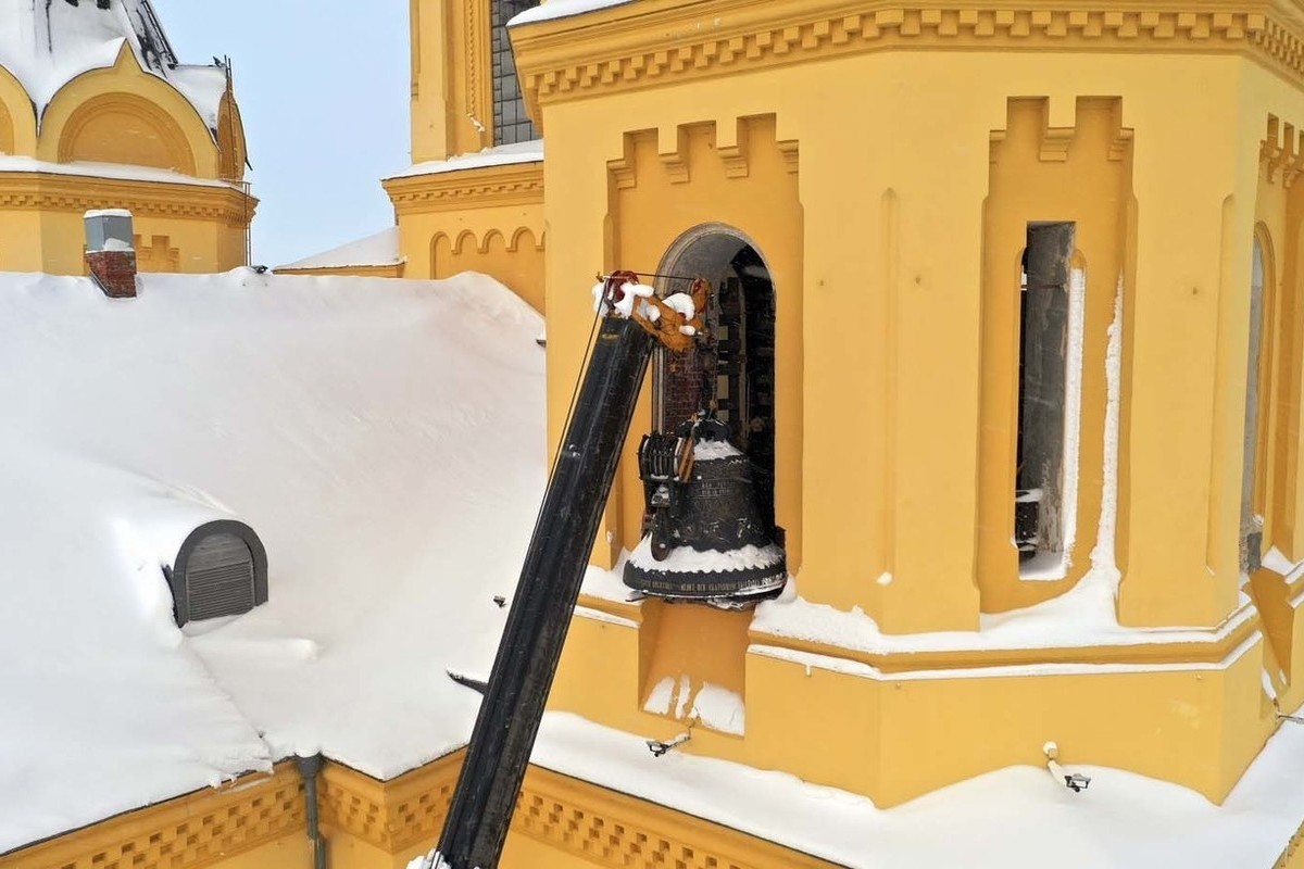 Поднятие колокола в Новгороде.