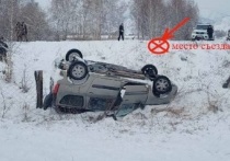 В Республике Алтай днем 21 декабря автомобиль «Лада Ларгус» слетел с трассы и перевернулся