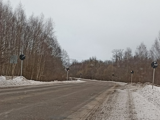 Жительница Тверской области удивилась завернутым в черную пленку дорожным знакам