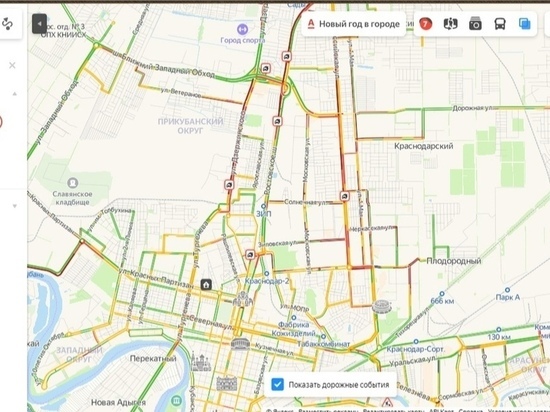 Краснодар "утонул" в пробках после снегопада, цены на такси выросли в три раза