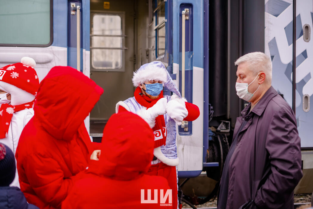 В Астрахань на поезде приехал Дед Мороз: кадры настоящей сказки 