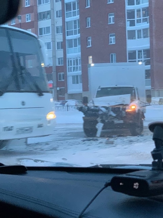 «Газель» на скорости влетела в прицеп фуры «Магнита» на перекрестке в Новом Уренгое