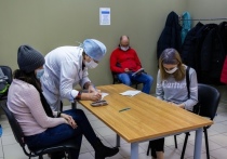 Бывший главный санитарный врач страны Геннадий Онищенко раскритиковал федеральный Минздрав за то, что «ничего не объясняет людям» после включения вакцины от коронавируса в календарь прививок по эпидемиологическим показаниям