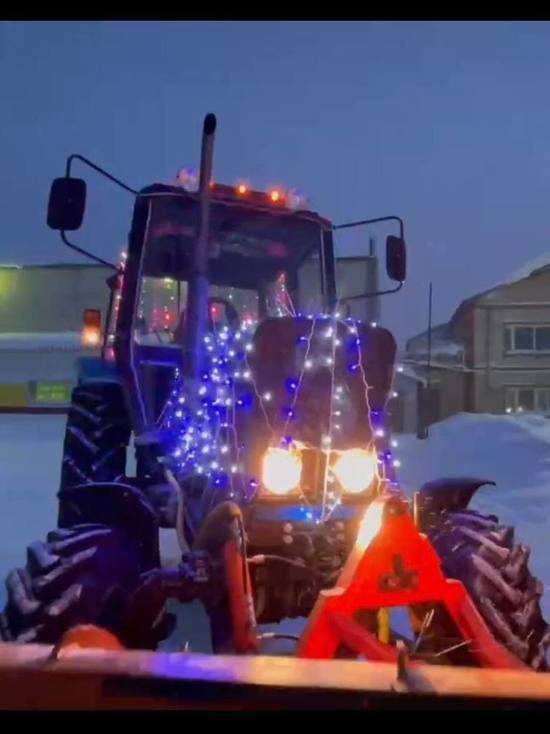 Снегоуборочная техника в Новом Уренгое засияла новогодними огнями