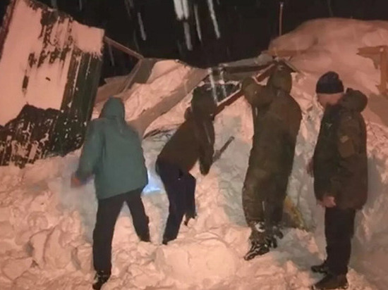 Поиски попавшего под лавину в Южной Осетии военного остановили до утра