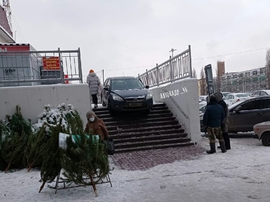 В Курске на Студенческой автомобиль заехал на лестницу торгового центра