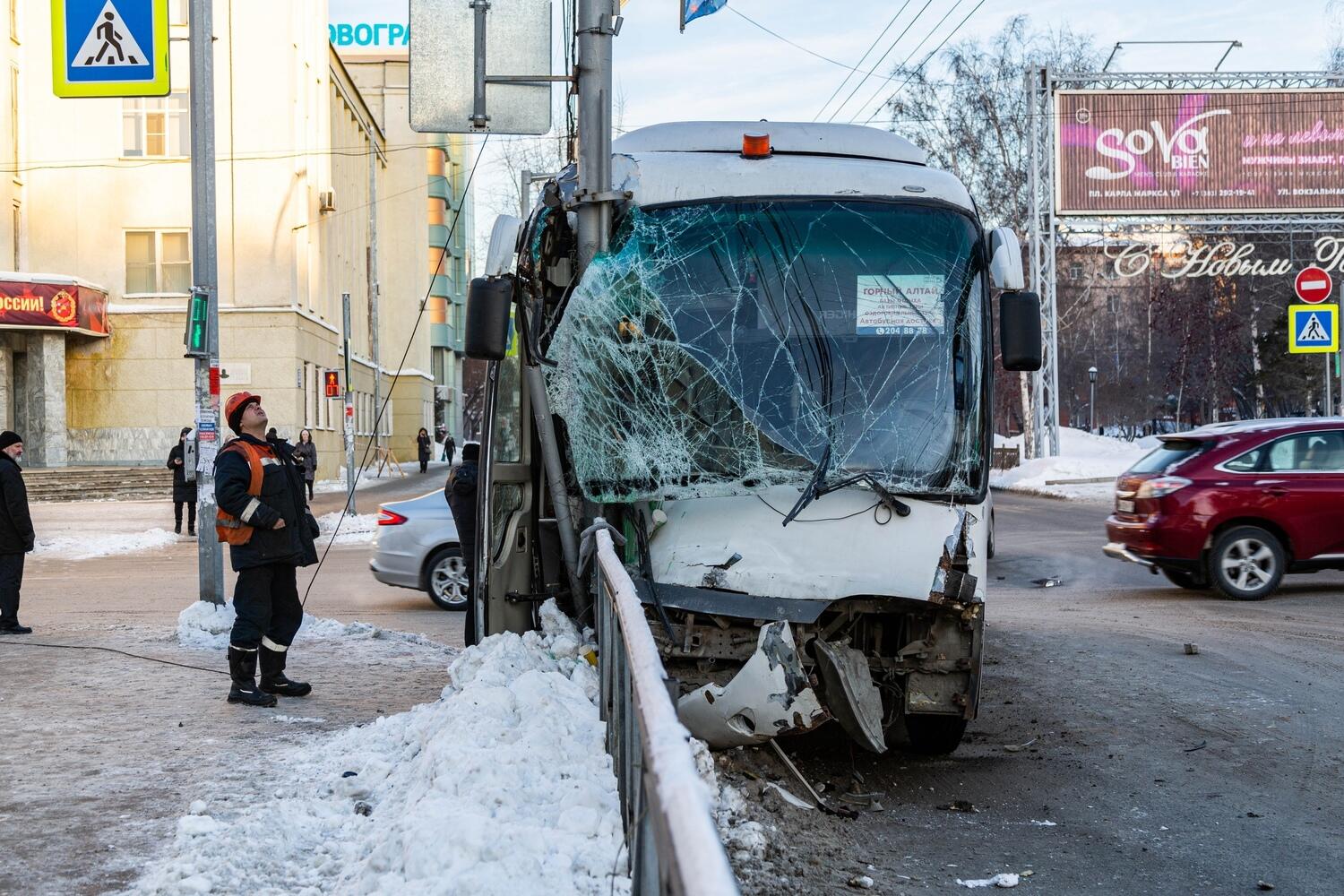 Лобовое вдребезги: автобус с детьми попал в ДТП в Новосибирске - 15 фото с места аварии