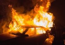 Вчера, 22 декабря, в селе Турунтаево Прибайкальского района Бурятии в гараже загорелся автомобиль и пламя распространилось на крышу строения