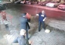 Возле бара в проезде Дежнева неизвестный облил бензином посетителей развлекательного заведения, и угрожал им поджогом