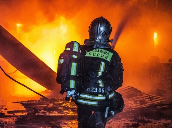 В Ноябрьске из горящего деревянного дома спасли 10 человек