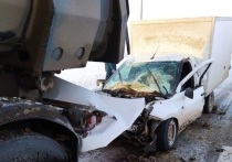 22 декабря на автодороге в Губкинском городском округе водитель пикапа залетел под фуру