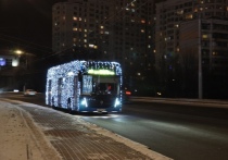 Электробус, который уже два месяца возит пассажиров в Белгороде, украсили к Новому году