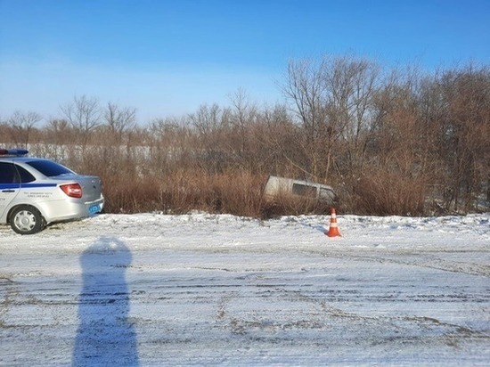 На трассе Волгодонск - Зимовники водитель микроавтобуса вылетел в кювет