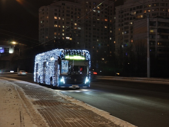 Электробус в Белгороде нарядили к Новому году