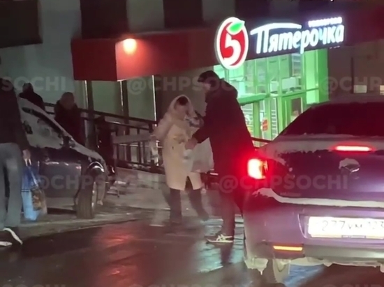В Сочи автомобилисты посыпали дорогу солью, чтобы добраться до дома
