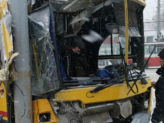 Врезавшегося в столб в Ижевске водителя автобуса оштрафовали на 10 000 рублей