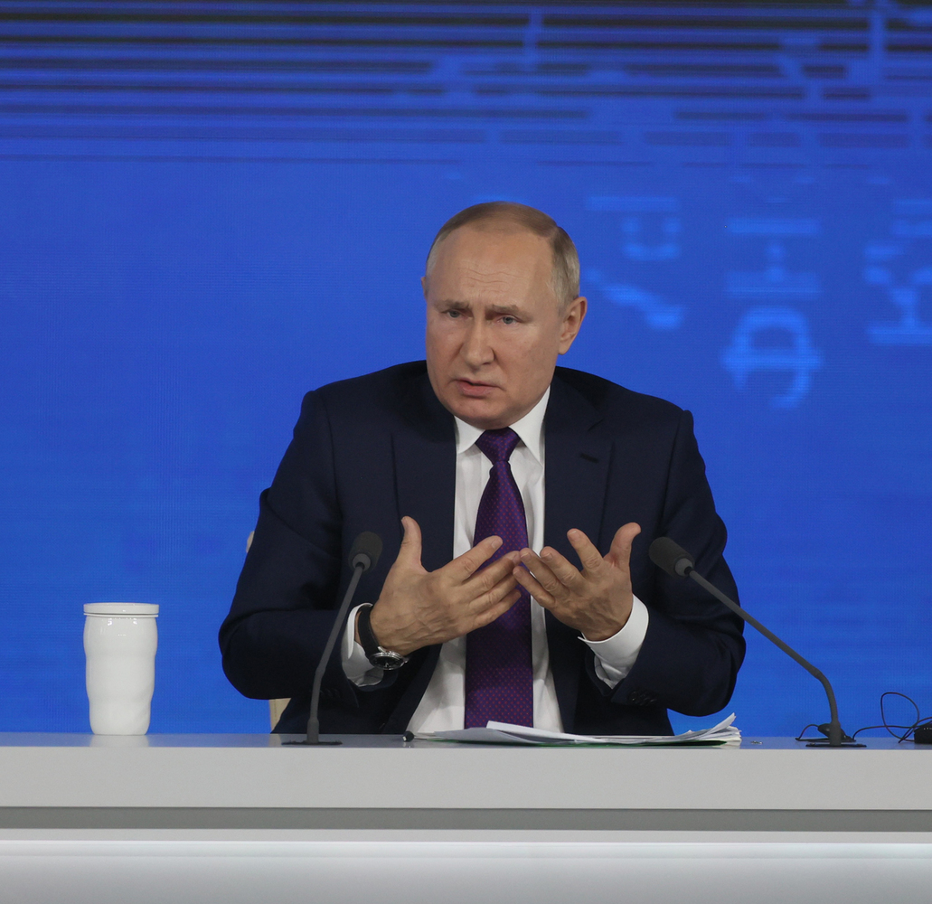 Лица и жесты большой пресс-конференции Владимира Путина: кадры из "Манежа"