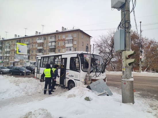 Госпитализированы четыре пассажира автобуса, врезавшегося в светофор в Каменске-Уральском