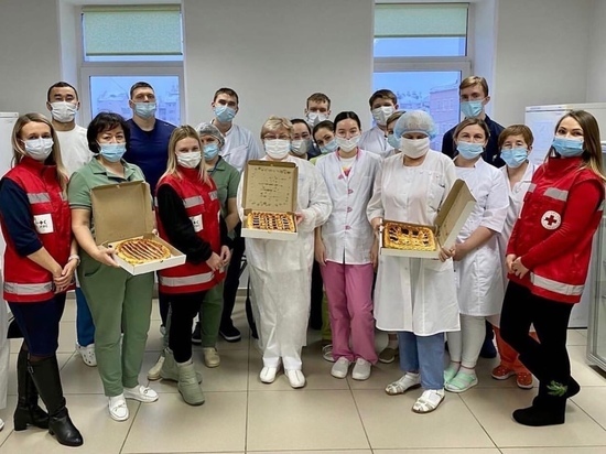 Добровольцы с пирогами поздравили врачей Салехарда с наступающим Новым годом