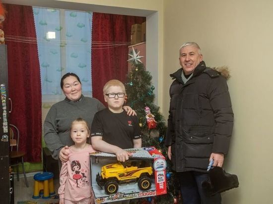 Депутат гордумы Салехарда подарил особенному ребенку радиоуправляемую машинку