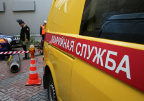Прорыв трубы случился в Василеостровском районе города. Кипяток разлился так, что в нем плавают четыре автомобиля. Устранить причину аварии обещают к вечеру.