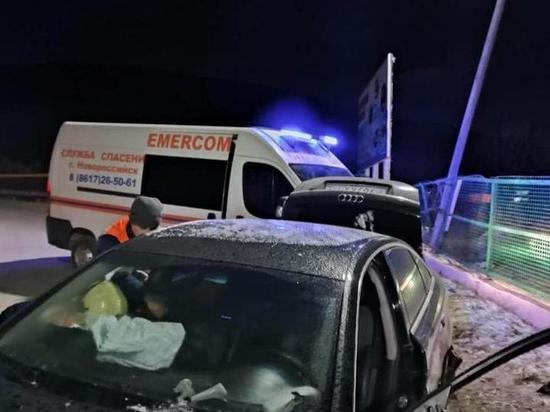 В Новороссийске иномарка влетела в забор, пострадали два человека