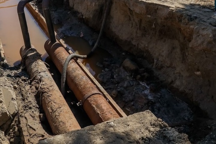 Камеры водовода. Прорыв водопровода. Камеры магистральных водопроводов. Плиты перекрытия камер магистральных водопроводов. Коммунальные сети ветшают.