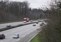 На автомагистрали возле города Амберг в федеральной земле Бавария произошло масштабное дорожно-транспортное происшествия, сообщает газета BILD