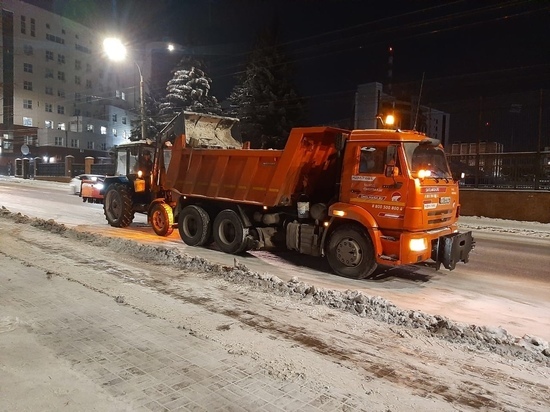 Минувшей ночью в Курске ночью убирали снег 34 единицы спецтехники