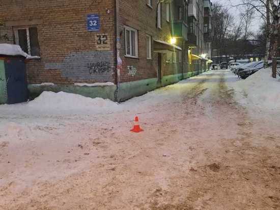 Внедорожник наехал на санки с малышом в Новосибирске