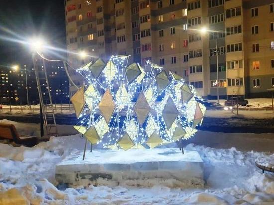 Новогоднюю шишку установили в Индустриальном районе Барнаула