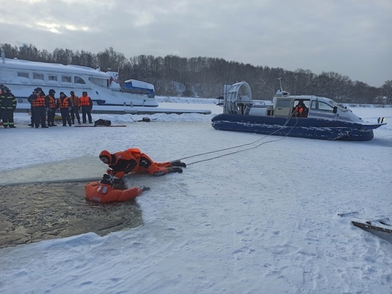 Кинешемские сотрудники МЧС тренировались спасать провалившихся под лед людей