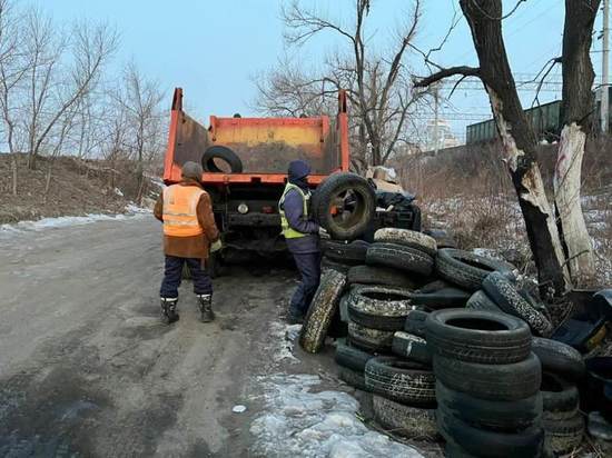 Старые автопокрышки продолжают убирать во Владивостоке