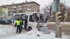 Автобус врезался в светофор в Каменске-Уральском: травмы у 10 пассажиров
