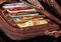 Житель Белгородской области нашел на улице кошелек и прошелся по магазинам, оплачивая покупки чужими картами