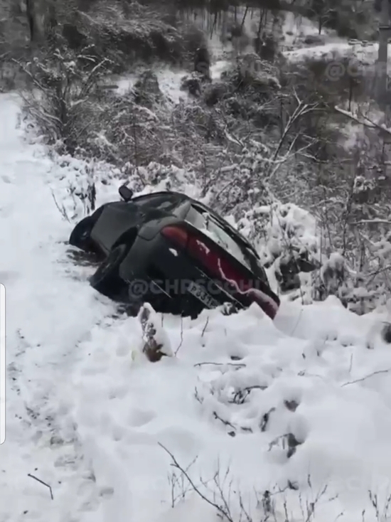 В Адлерском районе Сочи автомобиль вылетел в кювет