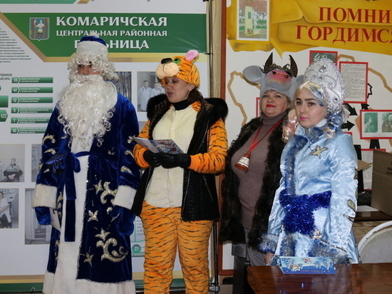 В Комаричах на Брянщине волонтеры поздравили врачей с Новым годом