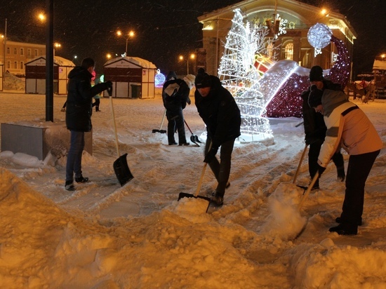 Накануне ярмарки на площади Кирова в Петрозаводске провели субботник