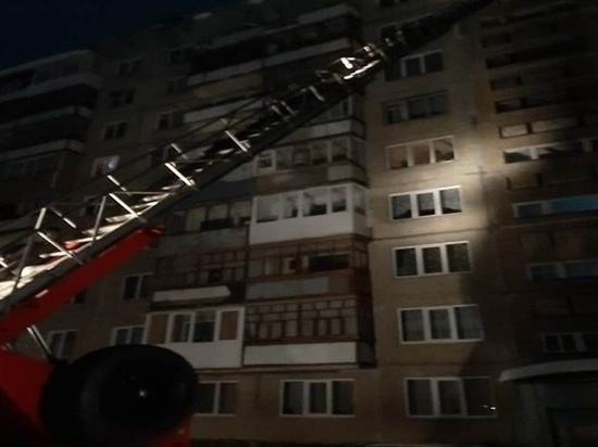 Алтайские спасатели эвакуировали 30 человек во время пожара в Заринске