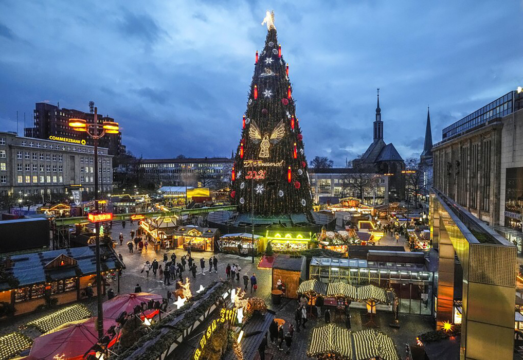 Католическое Рождество-2021: праздничные кадры Нью-Йорка, Лондона, Праги
