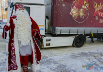 Настоящий Дед Мороз приехал сегодня в столицу ЛНР со своей родины – россйиского города Великий Устюг, сообщает сайт ЛИЦ