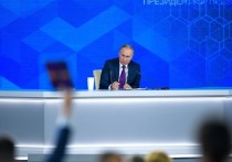 На пресс-конференции Владимира Путина журналистка из Бурятии привлекла внимание президента плакатом с надписью «Боль»
