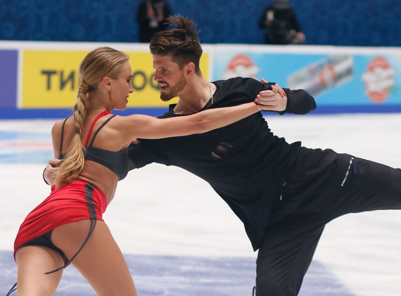 Скандал в танцах, сенсация у мужчин и битва в парах: лучшие фото первого дня чемпионата России